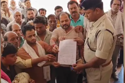 पिता ने की आत्महत्या तो अस्थि लेकर कलेक्ट्रेट पहुंचे बेटे, न्याय की लगाई गुहार - image