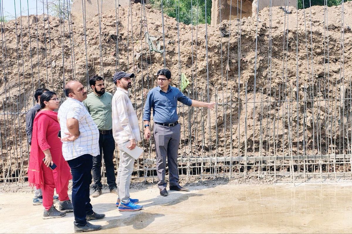 कलक्टर की सख्ती,जल्द पूरे हों शहर में पेयजल और नाला निर्माण कार्य