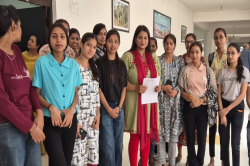 इकोनॉमिक्स में 26 छात्राओं को मिला ‘0’, कलेक्टर के पास पहुंची तो बढ़ गए नंबर! - image