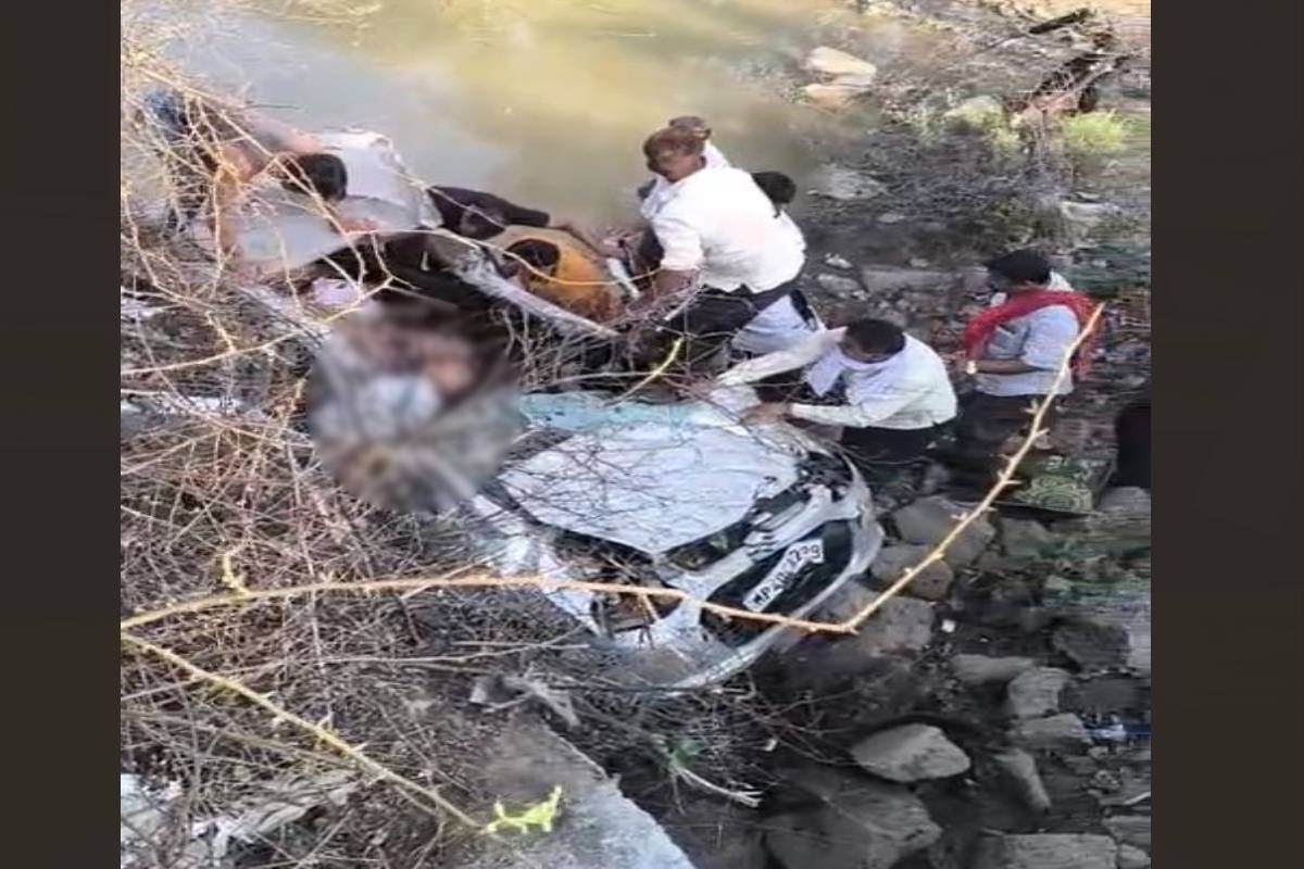 नाले में गिरी कार, दादा-पोते की मौत, बेटा-बहू और पोती घायल..
