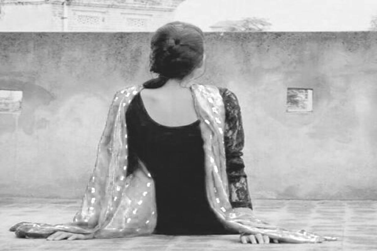 हाथ पर लड़के का नाम लिख छात्रा ने दी जान..