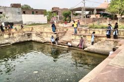 छात्राओं ने कुंड की सफाई की, निखरा प्राचीन जलस्रोत - image