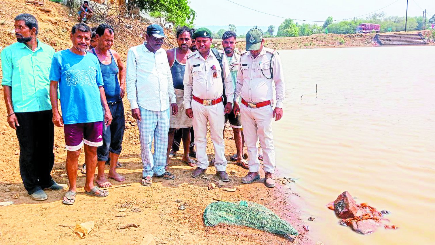 गांव के तालाब में मगरमच्छ होने से मचा हड़कंप