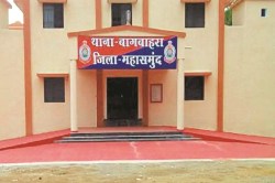 CG News: पेड़ काटने के दौरान कट गया गला, गले को काटते हुए छाती में घुस गई मशीन - image