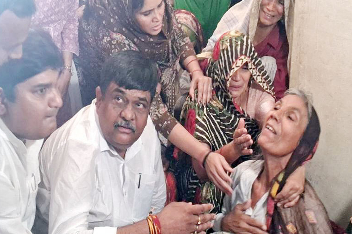 Tiger Attack: मृतक रेंजर देवेंद्र सिंह के घर भावुक हुए वन मंत्री संजय शर्मा,
बोले- चिंता मत कर ‘मां’, मैं हूं तेरे साथ