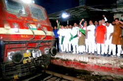 रेल यात्रियों के लिए खुशखबरी, अब ग्वालियर तक चलेगी वीरांगना लक्ष्मीबाई
झांसी-प्रयागराज एक्सप्रेस, देखें शेड्यूल - image