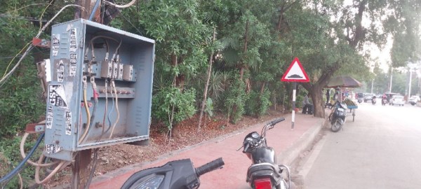 रोड किनारे खुले में ट्रांसफॉर्मर