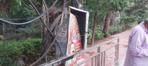 रोड किनारे खुले में ट्रांसफॉर्मर