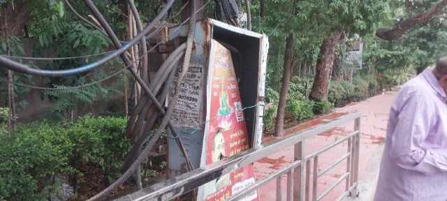 रोड किनारे खुले में ट्रांसफॉर्मर