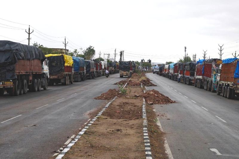 कृषि उपज मंडी की सड़क पर खड़े हैं ट्रक