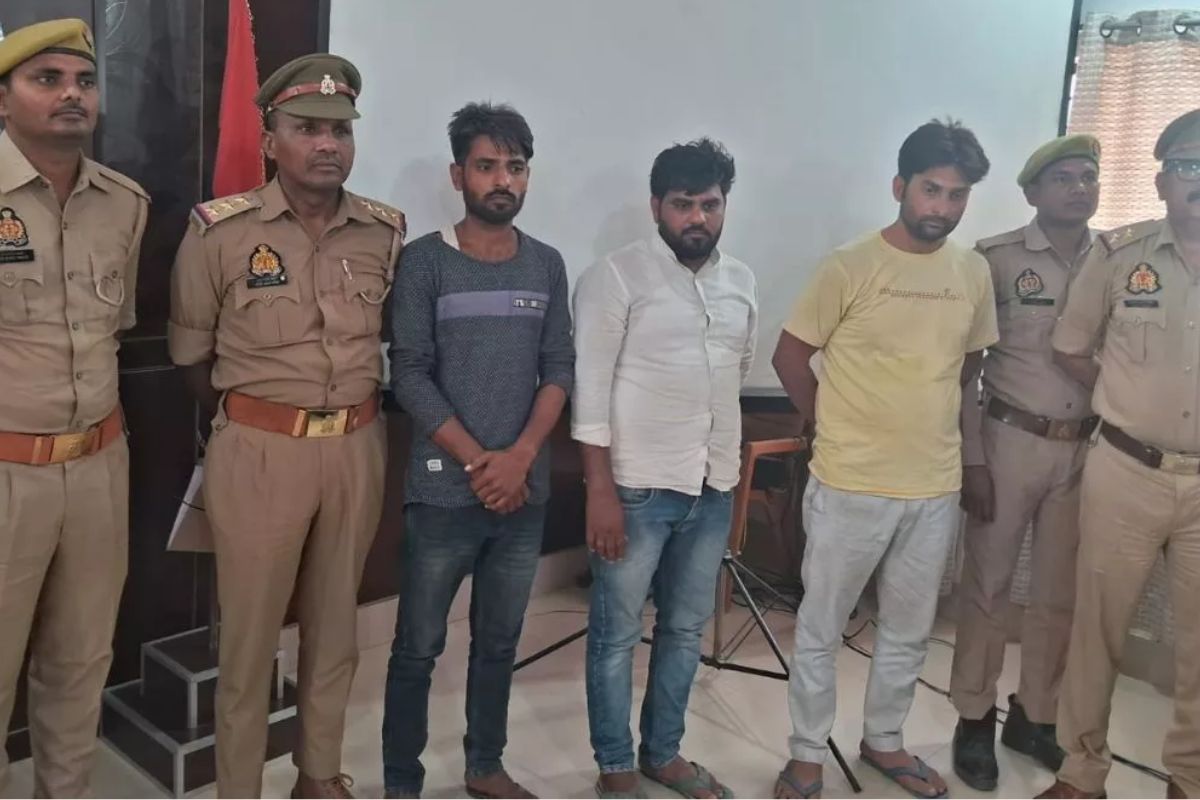 शादी तय हुई तो 4 बच्चों के पिता ने प्रेमिका के चेहरे पर फेंका एसिड, दोस्तों संग
रची साजिश