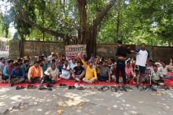 मुख्य अभियंता कार्यालय परिसर में नारेबाजी, आउटसोर्स कर्मचारियों के शोषण का आरोप - image
