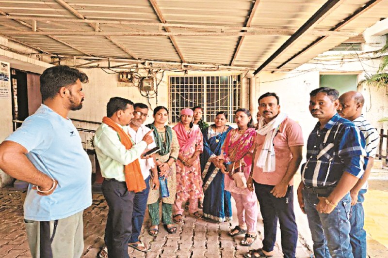 पीड़ित पुलिस परिवार पहुंचे निगम ( फोटो सोर्स - पत्रिका)