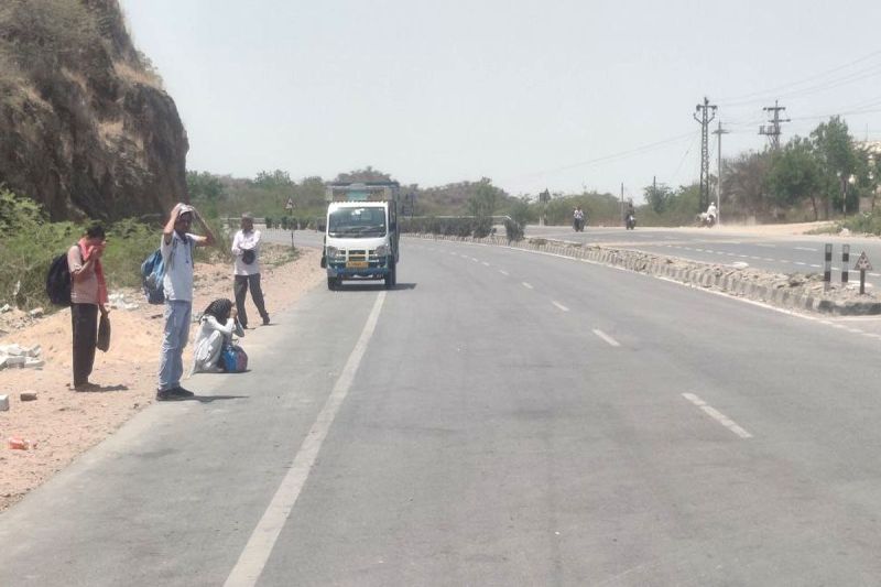 45 डिग्री तापमान पर बसों के इंतजार में यात्रियों को आने लगे चक्कर