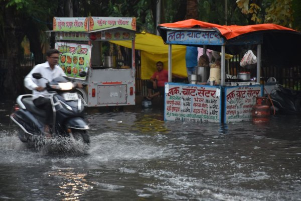 पहली प्री-मानसून झमाझम बारिश में सडक़ों पर पानी भर गया