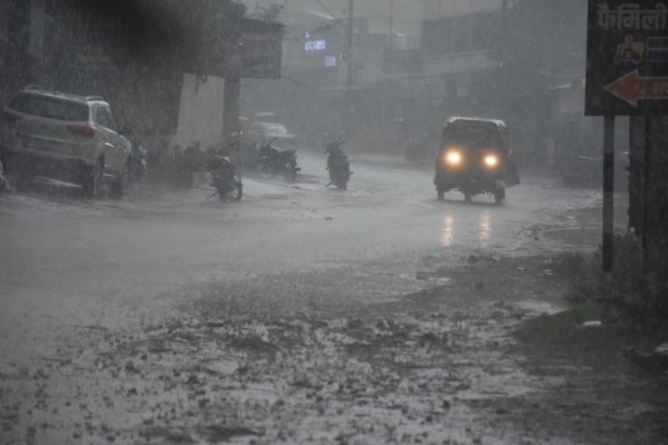 पहली प्री-मानसून झमाझम बारिश में सडक़ों पर पानी भर गया