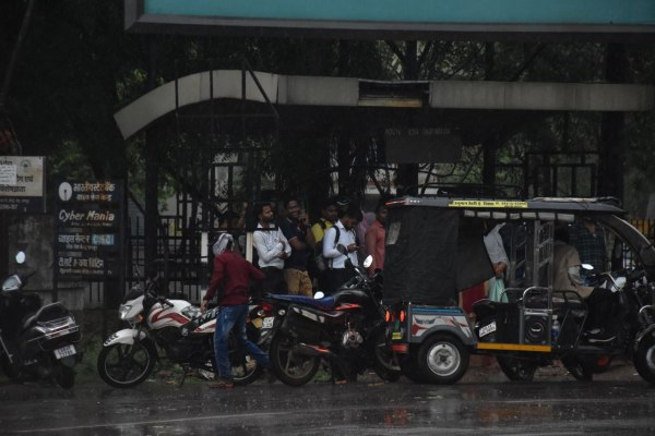 पहली प्री-मानसून झमाझम बारिश में सडक़ों पर पानी भर गया