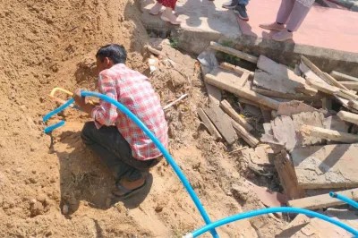 अवैध जल कनेक्शन काटते जलदायकर्मी 