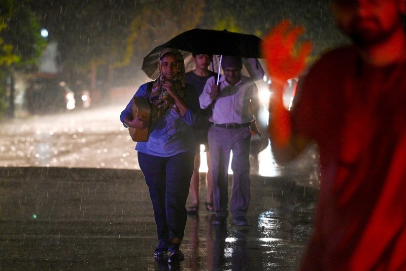 Raipur Weather: दिनभर उमस से बेहाल हुए लोग, रात में हुई जमकर बारिश, अगले दो दिन पूरे प्रदेश में चलेगी आंधी