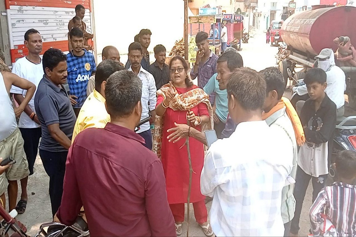 CG News: महिला षार्षद के तेवर देख कांप गए निगम के अधिकारी! हाथ में डंडा रख
बोलीं- कोई बहाना नहीं..