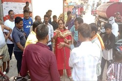 CG News: महिला षार्षद के तेवर देख कांप गए निगम के अधिकारी! हाथ में डंडा रख
बोलीं- कोई बहाना नहीं.. - image