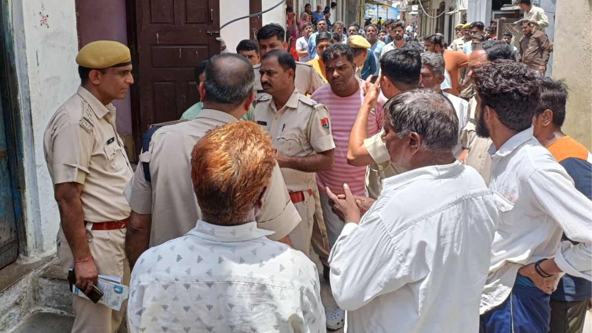 Rajasthan News: सब्जी बेचने वाली महिला की गला रेंतकर बेरहमी से हत्या, घर में इस
हाल में मिला शव