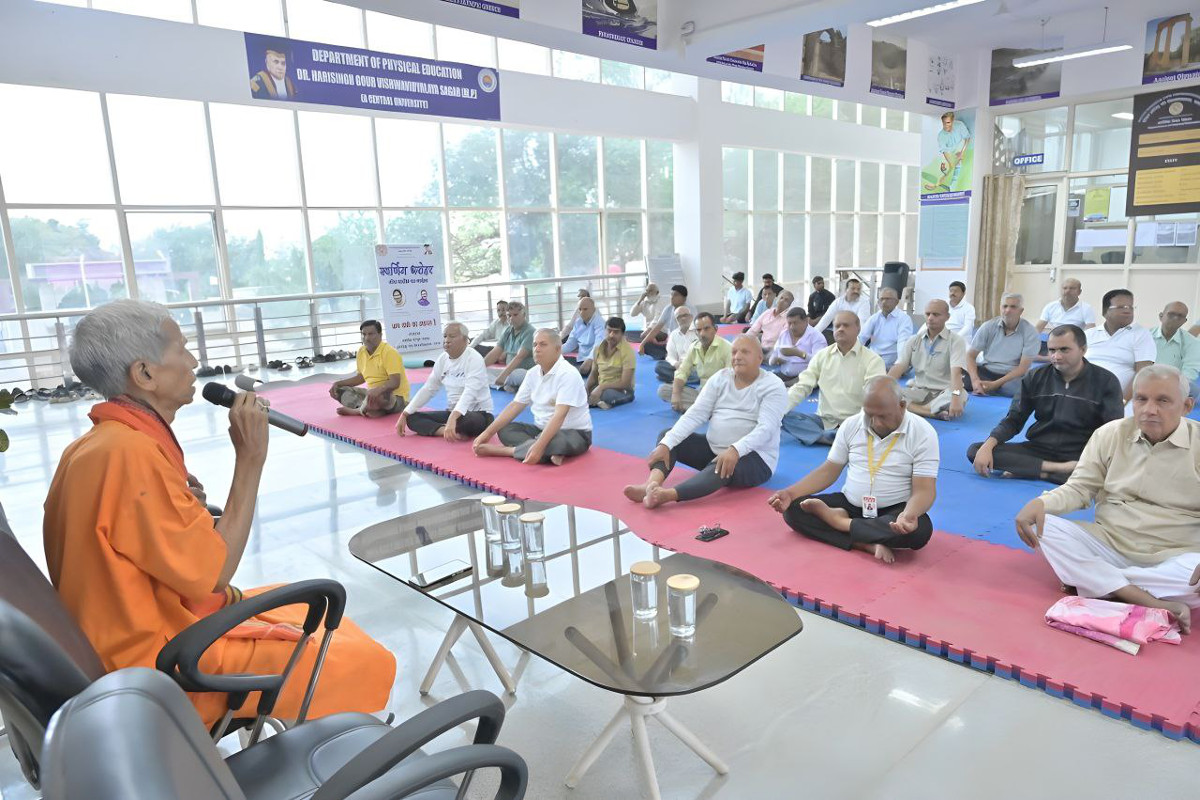वृद्धजन सुसंस्कारित समाज की नींव हैं : प्रो. नीलिमा गुप्ता