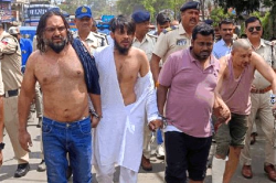 बदमाश जुबेर मौलाना का पुलिस ने निकाला जुलूस, भोपाल की सड़कों पर फायरिंग कर मचाई
थी दहशत - image