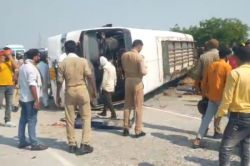 जौनपुर में भीषण बस हादसा! स्टेयरिंग फेल होने से ओवरब्रिज पर पलटी बस, 4 की मौत,
30 घायल - image