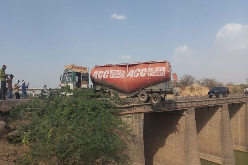 मेज नदी पुलिया पर अनियंत्रित हुआ टैंकर