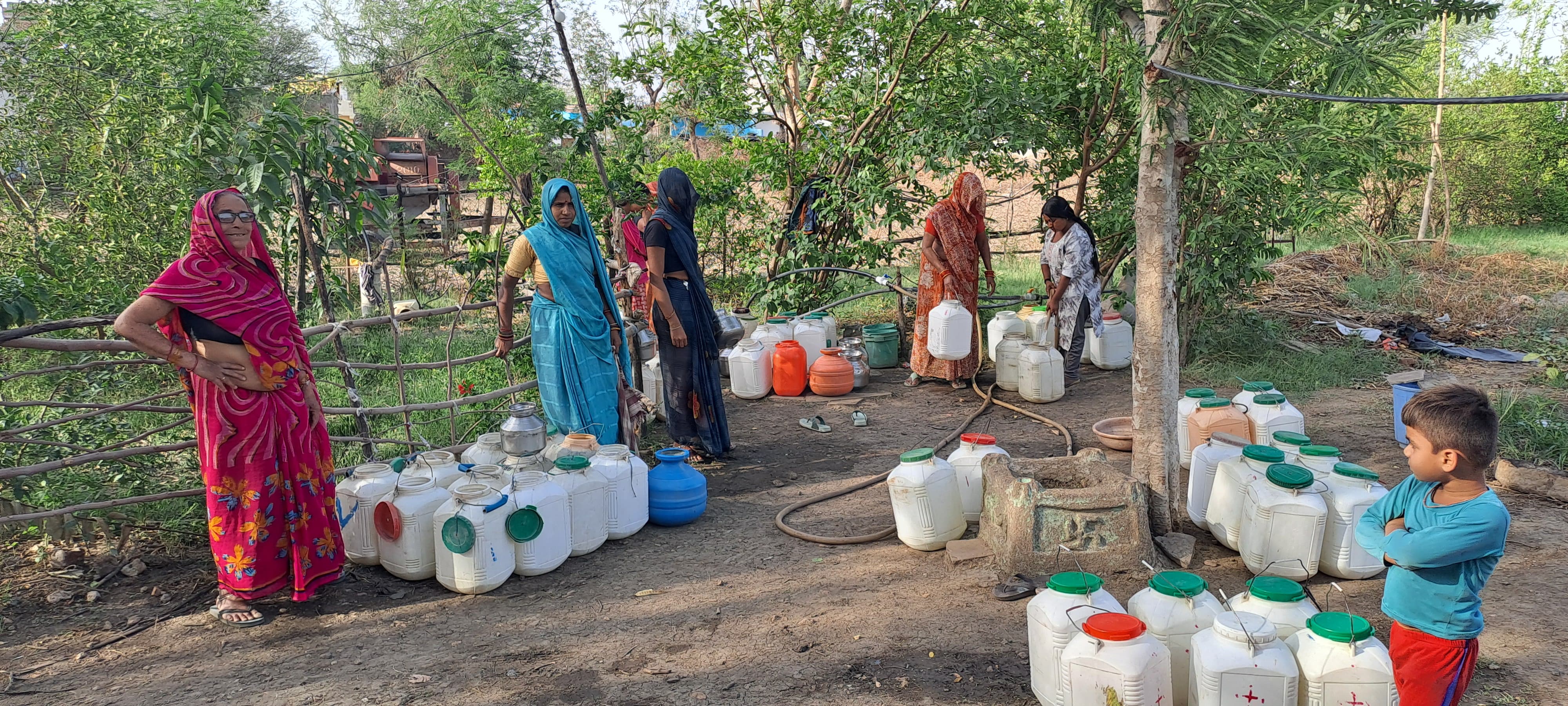Villagers wander around for water 24 hours a day, have to wait for half an hour to fill a vessel at the hand pump
