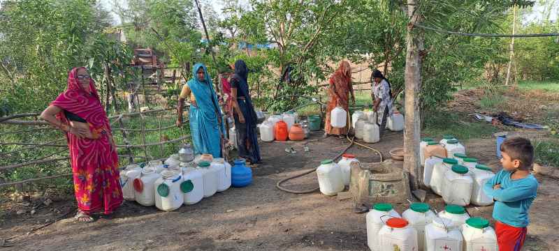 Villagers wander around for water 24 hours a day, have to wait for half an hour to fill a vessel at the hand pump