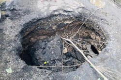 घटिया निर्माण की खुली पोल, नौरोजाबाद-शहपुरा के बीच में सड़क धंसी - image