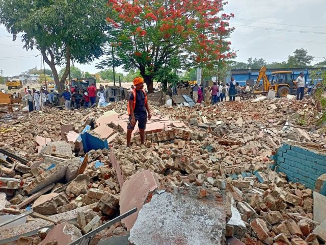 प्रशासन ने 42 साल पुराने अतिक्रमण को ढहा दिया