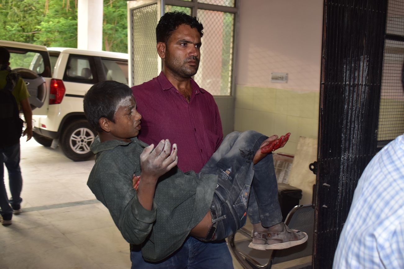 टायर फटने से लोडिंग वाहन पलटा, युवक की मौत, 28 घायलों में बच्चें और महिलाएं