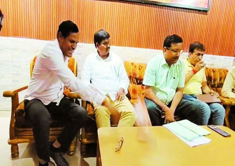 विधायक राधेश्याम बैरवा ने दोनों विभागों के आला अधिकारियों की बैठक ली। इसमें बिफरते हुए उन्होंने डायरी फेंक कर दो टूक शब्दों में कहा कि यदि आप व्यवस्था नहीं संभाल सकते तो लिखकर दे दो, दूसरा अधिकारी लगेगा।