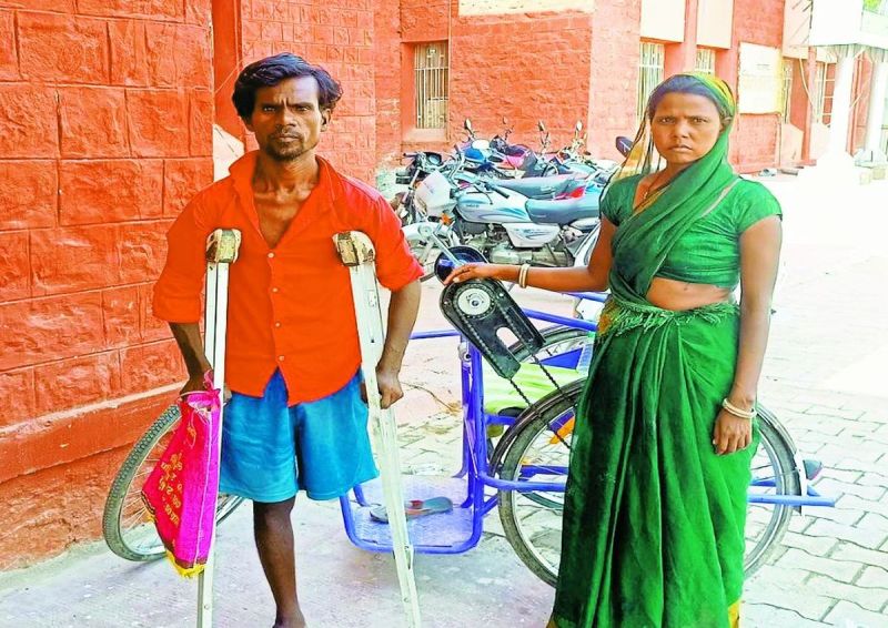 एक दिव्यांगजन करीब दो माह से मूल निवासी पत्र बनाने के लिए ई-मित्र व तहसील दफ्तर के चक्कर लगाने को मजबूर है। लेकिन अभी तक भी उसका मूल निवासी प्रमाण पत्र नही बन पाया है।