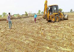 अतिक्रमियों ने पत्थरबाजी कर सरकारी कार्रवाई में बाधा पहुंचाई - image