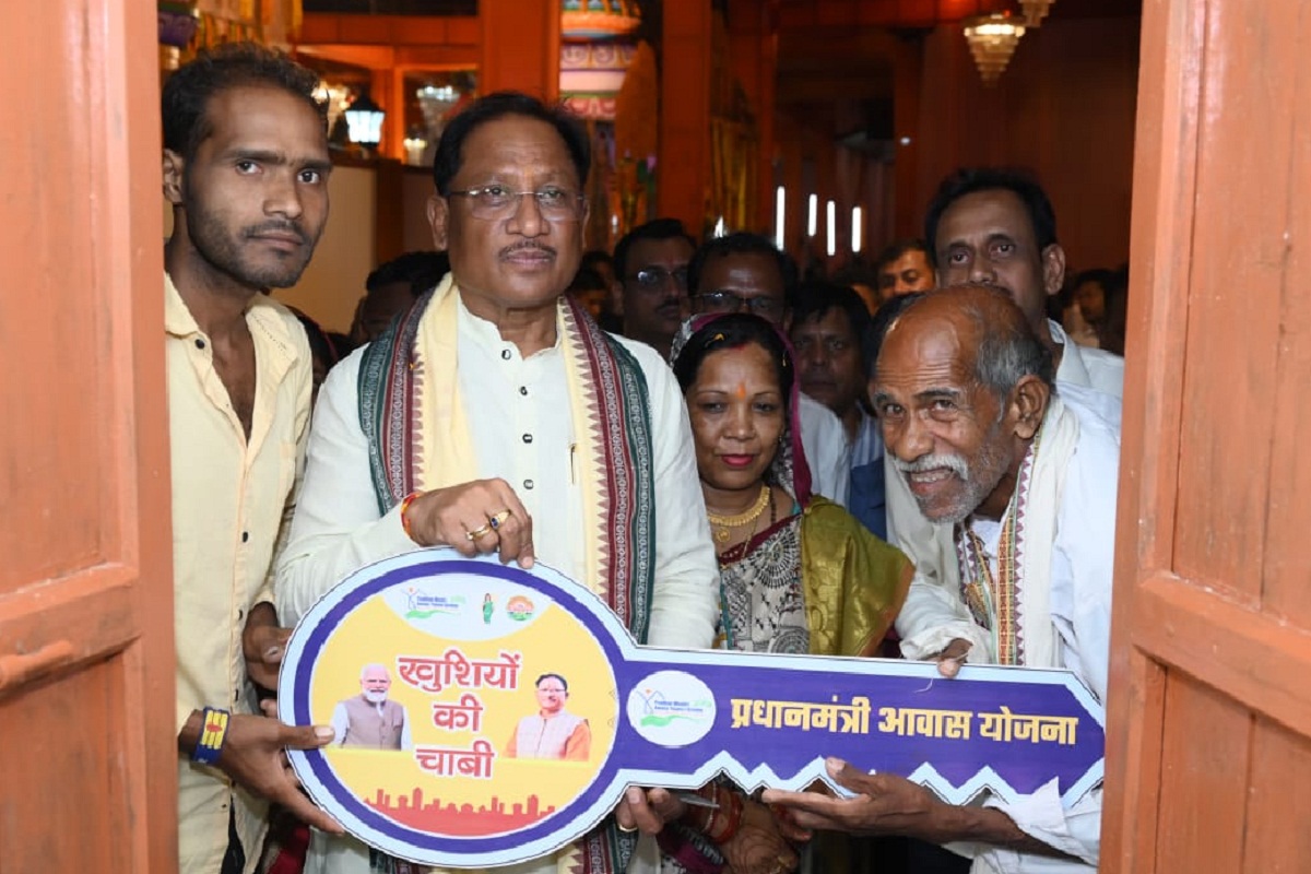 PM Awas Yojana: मुख्यमंत्री से मिली घर की चाबी, संतु चक्रेस ने कहा– जिंदगी भर
नहीं भूलूंगा ये पल