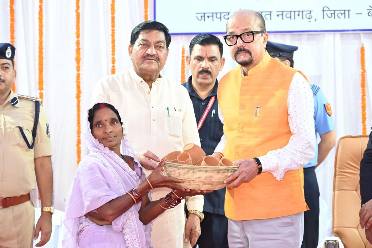CG News: गोद लिए गांव में रमेन डेका का प्रवास, ग्रामीणों से सीधा संवाद कर बांटी
प्रेरणा