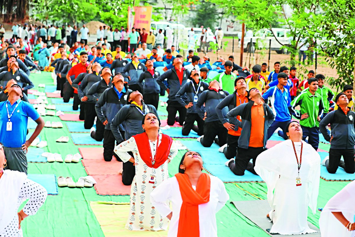 Photo Gallery: अंतरराष्ट्रीय योग दिवस पर हुआ योग संगम