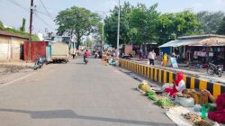 सड़क पर कब्जा कर दुकानदार बेच रहे सब्जी, हादसे का बना रहता है खतरा - image