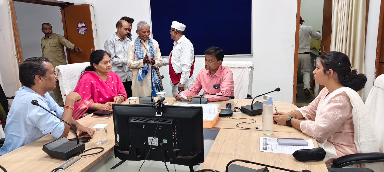 चाचा ने जमीन अपने नाम रिकार्ड कराने की हेराफेरी, बेदखली पर रोक लगाने की मांग