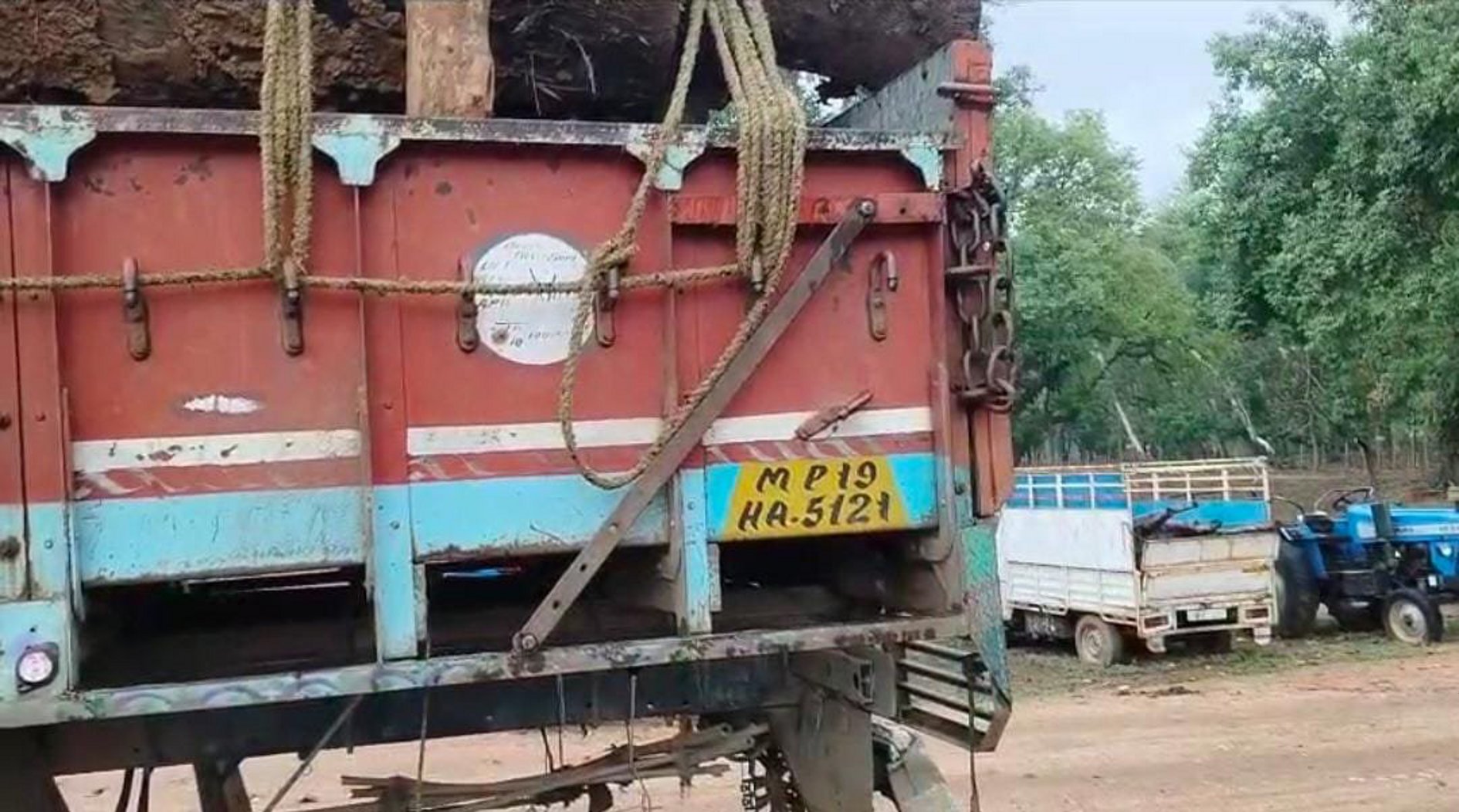 ट्रक में हो रहा था साल की लकड़ी का परिवहन, वन विकास निगम की टीम ने जब्त किया
ट्रक