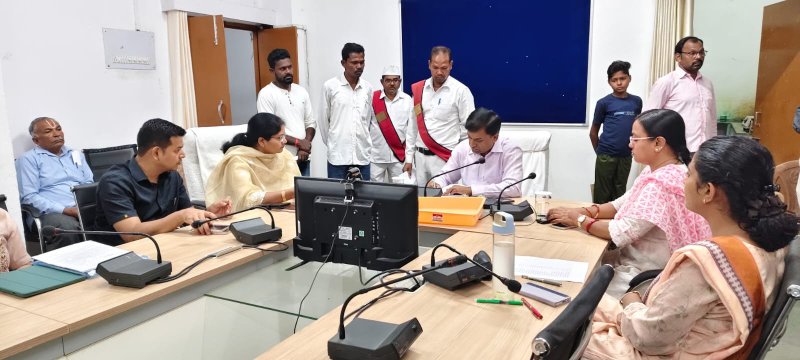 कलेक्टर धरणेन्द्र कुमार जैन ने मंगलवार को साप्ताहिक जनसुनवाई में जिले के दूर दराज से आए लोगों की समस्याओं को सुना