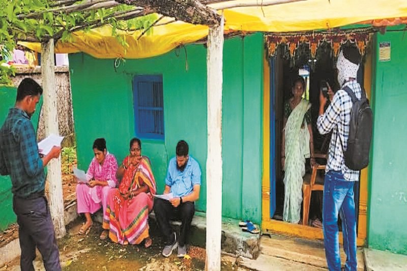 घर-घर जाकर बनाए जा रहे ‘वय वंदना कार्ड’ (Photo source- Patrika)