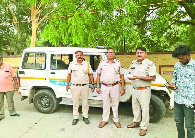 जिला परिवहन विभाग ने पुलिस जाब्ते की मौजूदगी में धरनावदा रोड़ पर 10 ओवरलोड डम्परों को जब्त कर चालान किया और लगभग 2 लाख रूपए का जुर्माना लगाया।