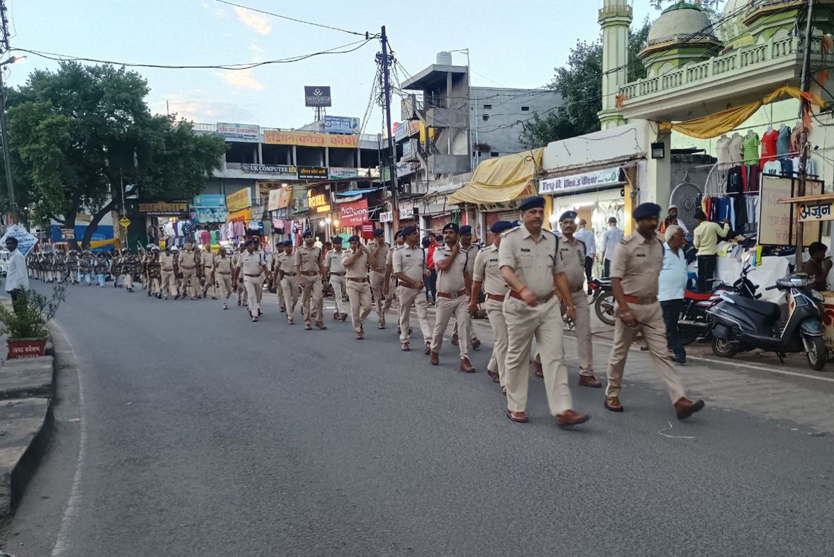 दल बल के साथ निकली पुलिस, दिए दिशा निर्देश