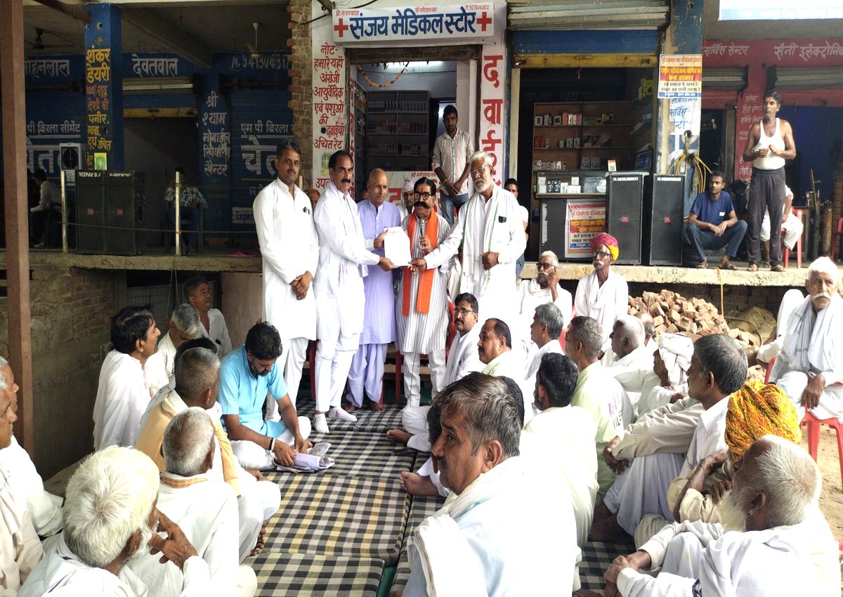 बोरिंग खुदाई के विरोध में सिलीसेढ़ तिराहे पर छठे दिन भी ग्रामीणों का धरना जारी