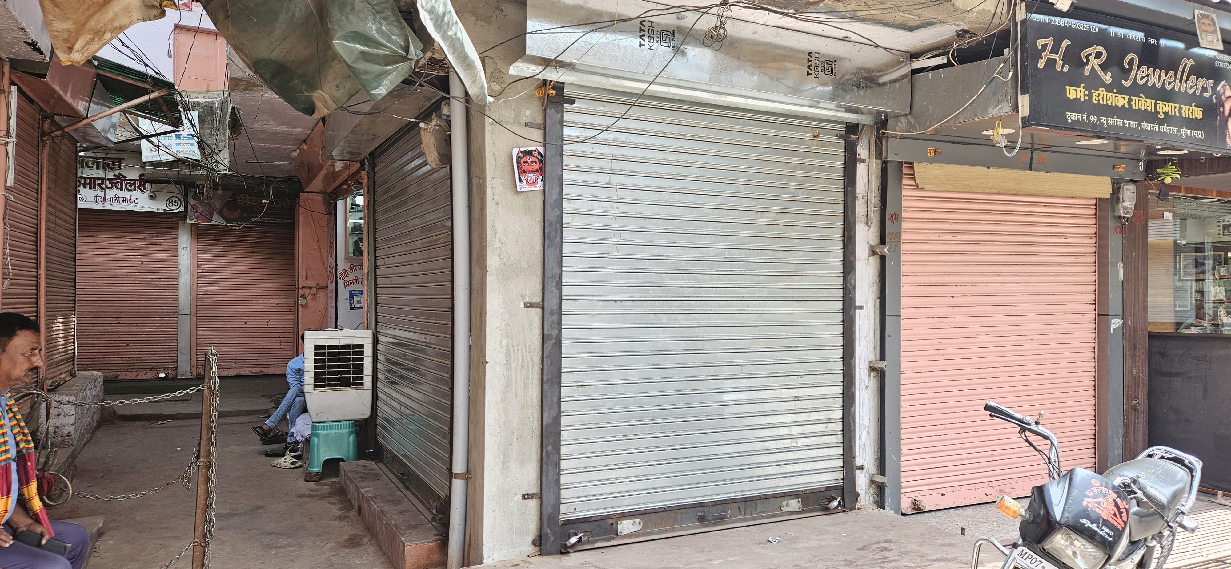 मुरैना का बहुचर्चित मामला: पंचायती धर्मशाला की छह दुकानों के स्थानांतरण में
फर्जीवाड़ा